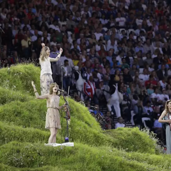 Cantantes durante la ceremonia de apertura.