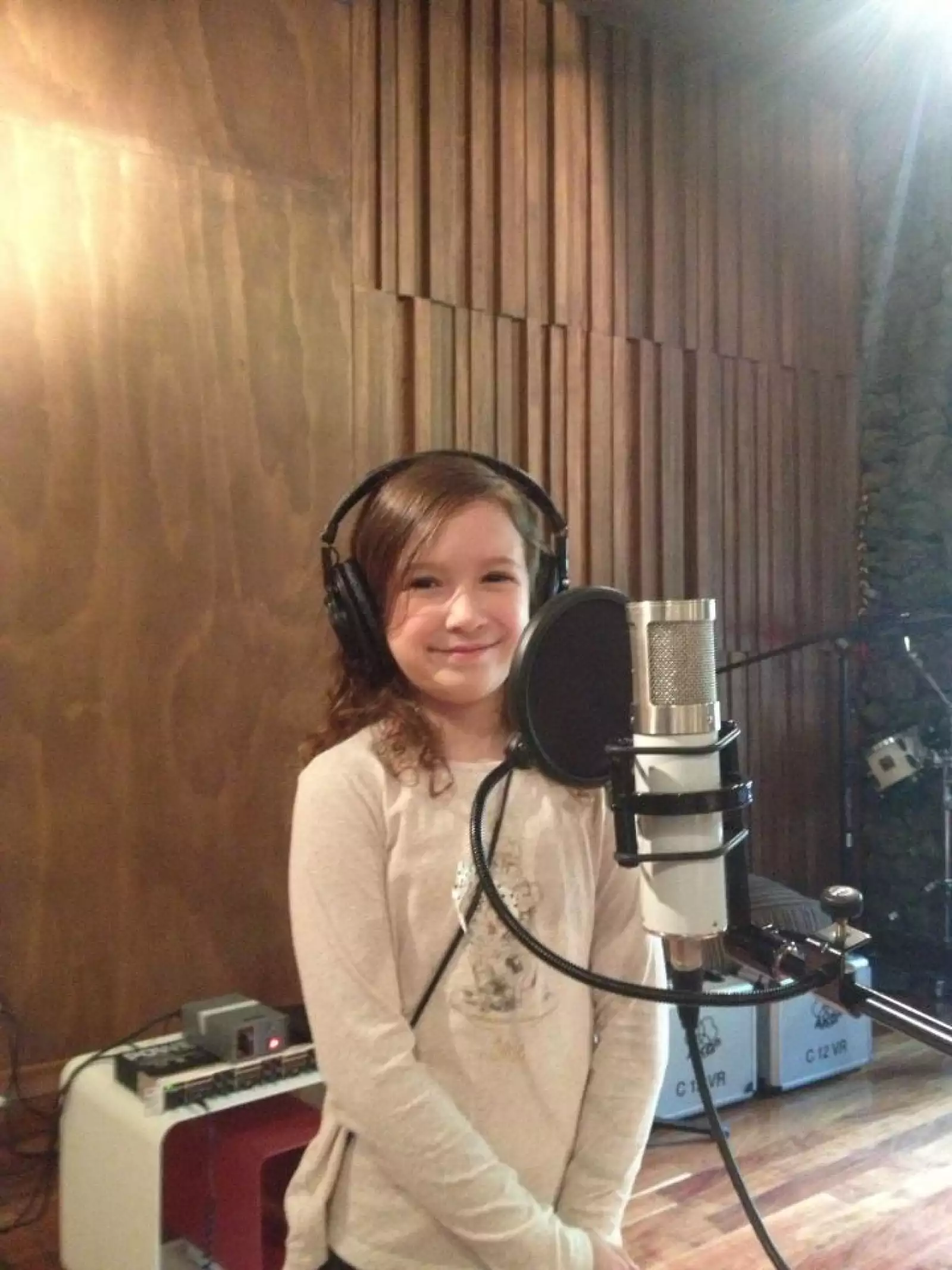 Su papá compartió esta foto de la primera grabación de Mía.