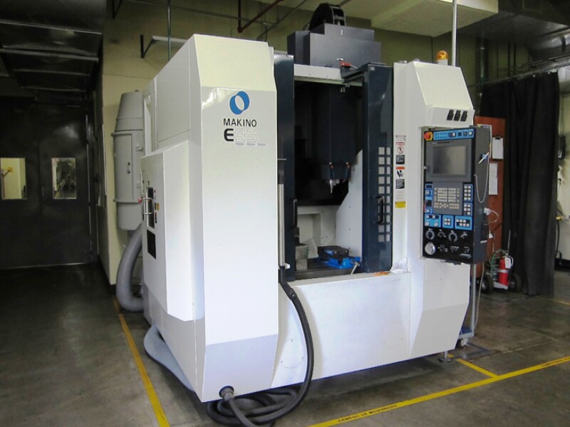 Centro de maquinado vertical CNC marca Makino, modelo E33 a�o 2007, con capacidad de carga de 500 kilogramos.