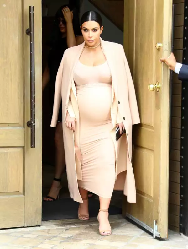 Kim asistió al evento con un entallado vestido que le hace notar lo avanzado que ya está su embarazo.
