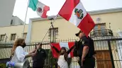 Los manifestantes se paran fuera de la embajada mexicana después de que el ministro de Relaciones Exteriores de México, Marcelo Ebrard, dijera que México ha concedido asilo a la familia del expresidente peruano Pedro Castillo, en Lima, Perú, el 20 de diciembre de 2022.