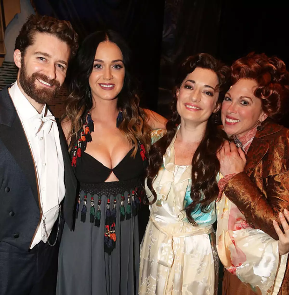 Katy asistió a la puesta en escena Finding Neverland, cuyos protagonistas: Matthew Morrison, Laura Michelle Kelly y Carolee Carmello, posaron junto con ella para las cámaras.