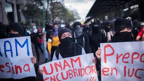 Estudiantes de la Prepa 9 marcharon desde el Parque La Bombilla hasta la rectoría de Ciudad Universitaria