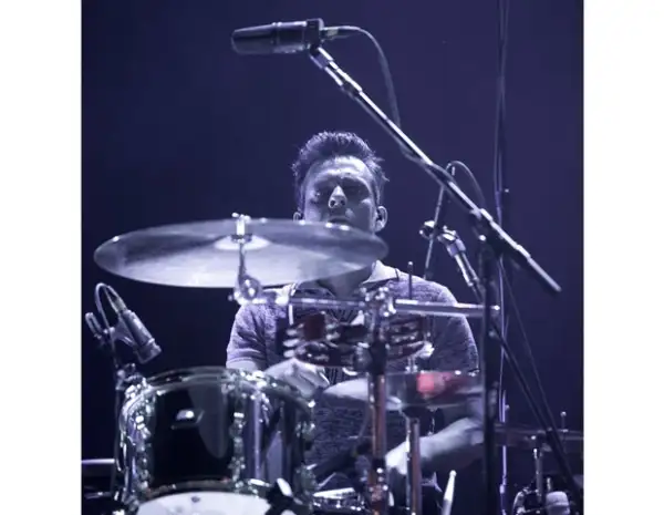 Sam Fogarino, baterista, es miembro de la banda desde 2002.