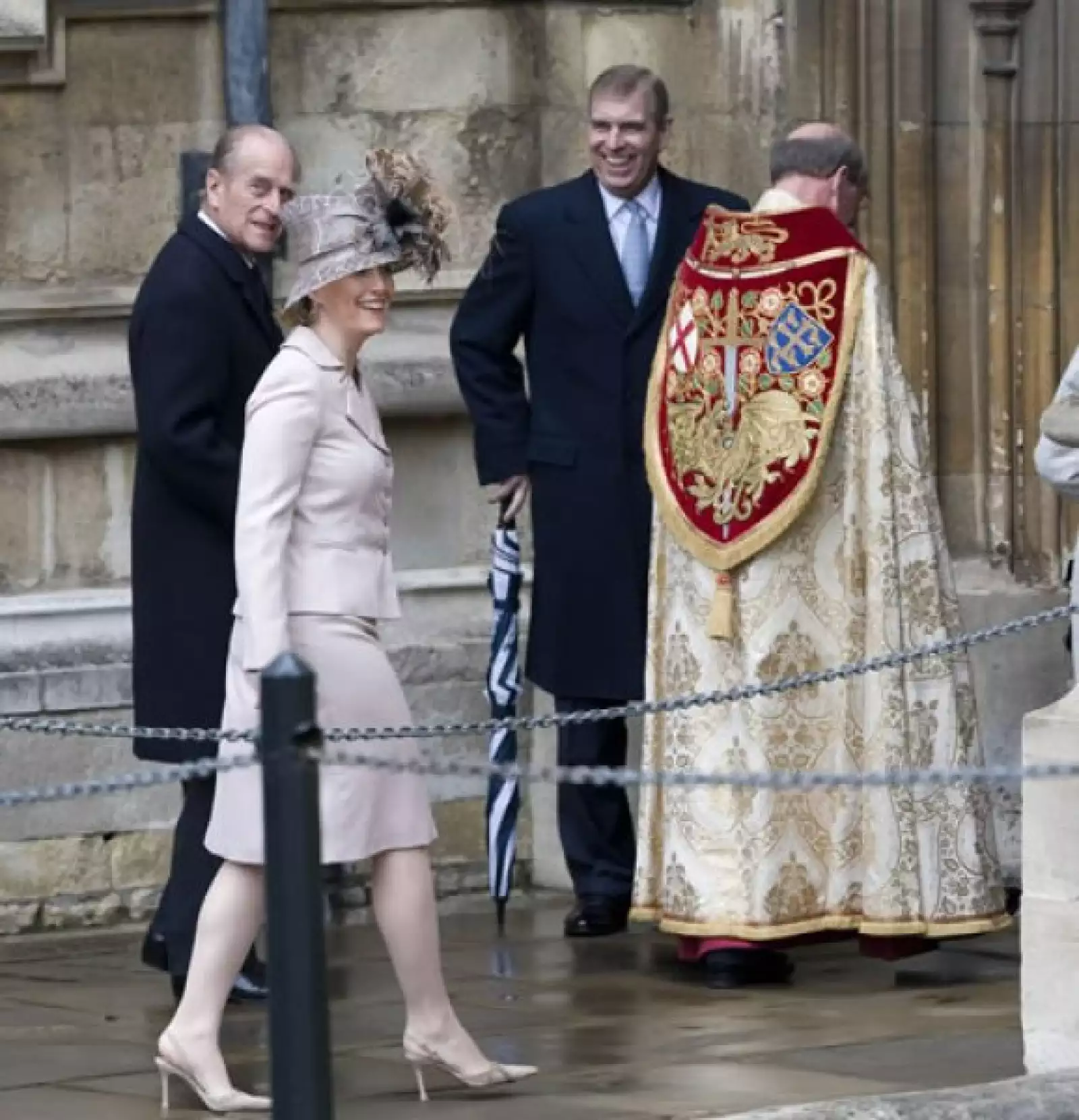A pesar de ser un día lluvioso, el príncipe Felipe, la condesa Sofía de Wessex y el príncipe Andrés llegaron muy puntuales a la cita para la misa de acción de gracias en la capilla de St George.
