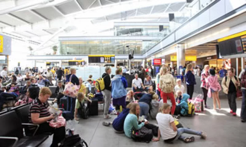 Las aerolíneas advierten de severos retrasos e interrupciones en todos los principales aeropuertos de Londres. (Foto: AP)