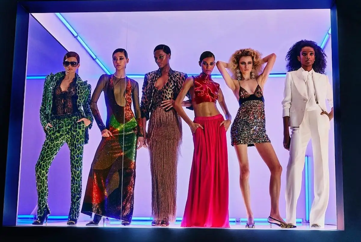 Grupo de modelos presentado la ropa de la última colección de Tom Ford. 