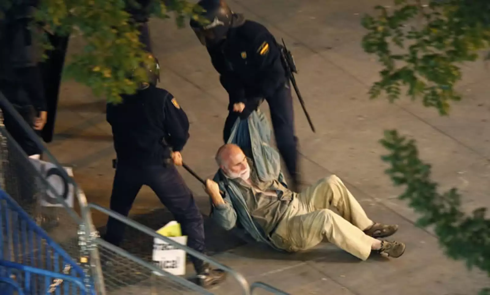 La policía antidisturbios cargó contra algunos manifestantes y detuvo a varios.