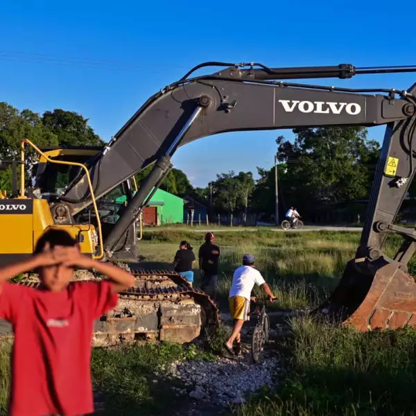 Pobladores de Paraíso Nuevo en Candelaria, Campeche, interfieren en la construcción del Tren Maya para manifestar su desacuerdo. 