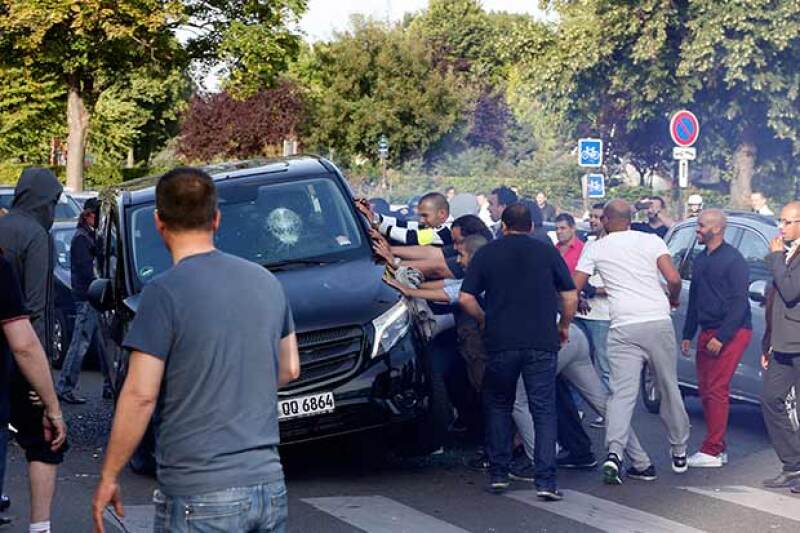 Los taxistas bloquearon las entradas al aeropuerto e importantes vialidades, formaron barricadas y volcaron e incendiaron autos.