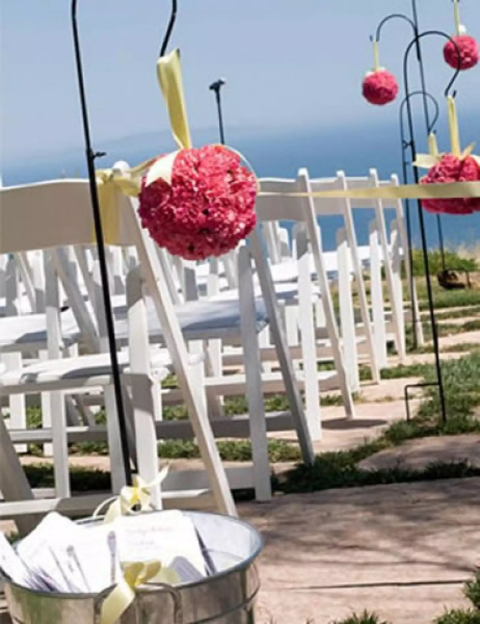 Las esferas de flores o de henequén están muy de moda y hacen lucir mucho el lugar.