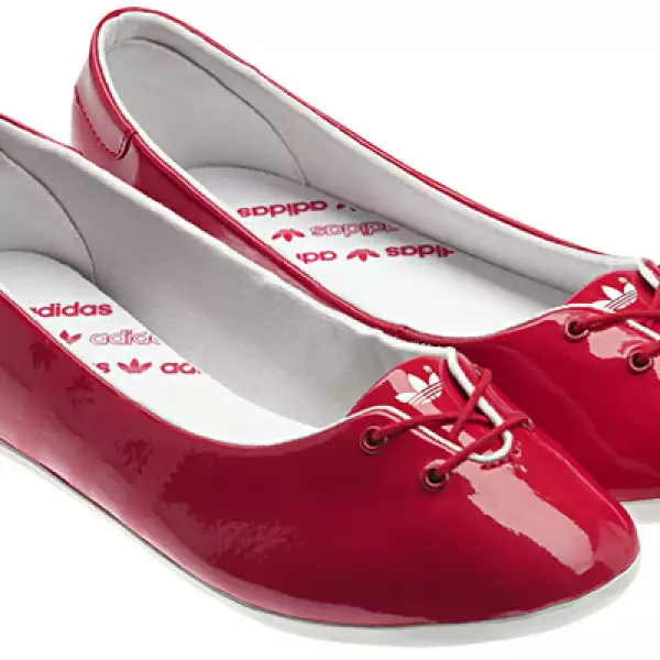 La marca privilegia la comodidad con los Adi Ballerina, fáciles de llevar y llamativos por su charol rojo intenso.