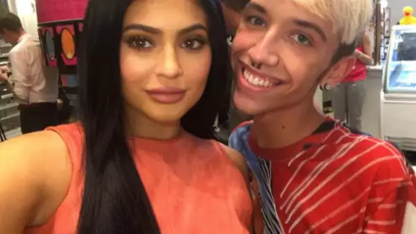 Johnny Cyrus, un joven de 18 años de Milwaukee, se tatuó toda la gama de colores de los lipsticks de Kylie en el brazo.
