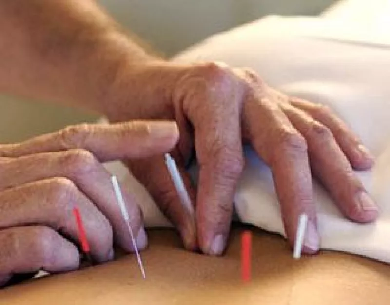 Esta técnica china toca puntos específicos del cuerpo y libera endorfinas que ayudan a liberar el estrés, la ansiedad y la frustración que muchas veces son la causa de los desórdenes alimenticios.