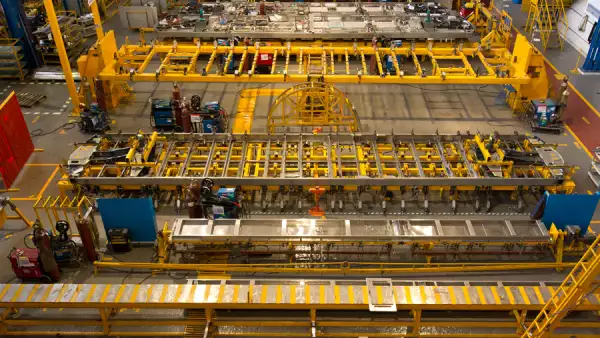 En su divisi�n de transportaci�n sobre rieles emplea a 34,900 personas alrededor del mundo.