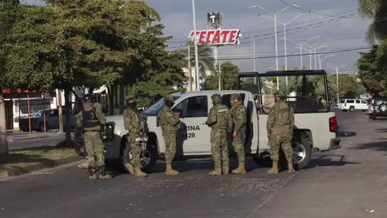 La operación donde se aprehendió a Guzmán Loera tuvo lugar cerca de las 4:30 horas, cuando se desató un enfrentamiento que dejó a cinco narcotraficantes muertos y a seis detenidos, dijo la Marina de México.