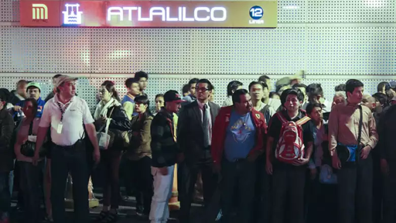 Los pasajeros se acumulaban en la estación Atlalilco para lograr subir a los trenes que solo viajan por seis estaciones de la Línea 12.