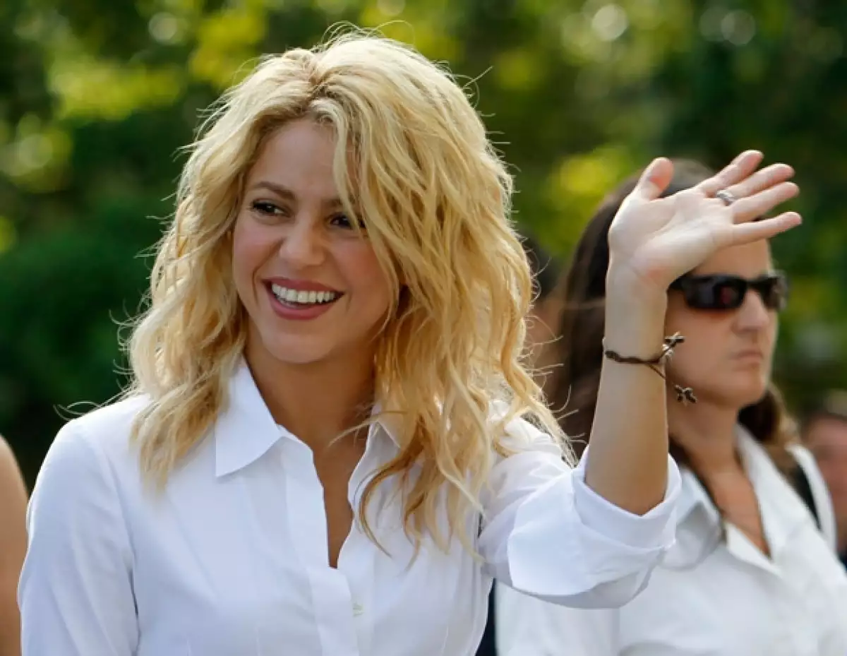 ‘Al viento y al azar', libro escrito por el padre de la cantante, será lanzado este lunes en la capital colombiana.