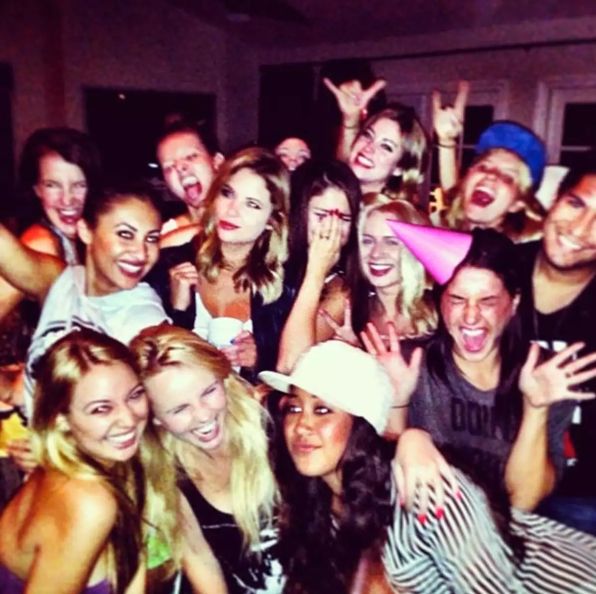 La cantante y actriz celebró en compañía de sus amigos, entre ellos Ashley Benson, haber cumplido 21 años, edad legal para beber y entrar a clubs nocturnos en Estados Unidos.
