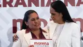 Ana Lilia Rivera es abrazada por la dirigente nacional de Morena, Ariadna Montiel. 