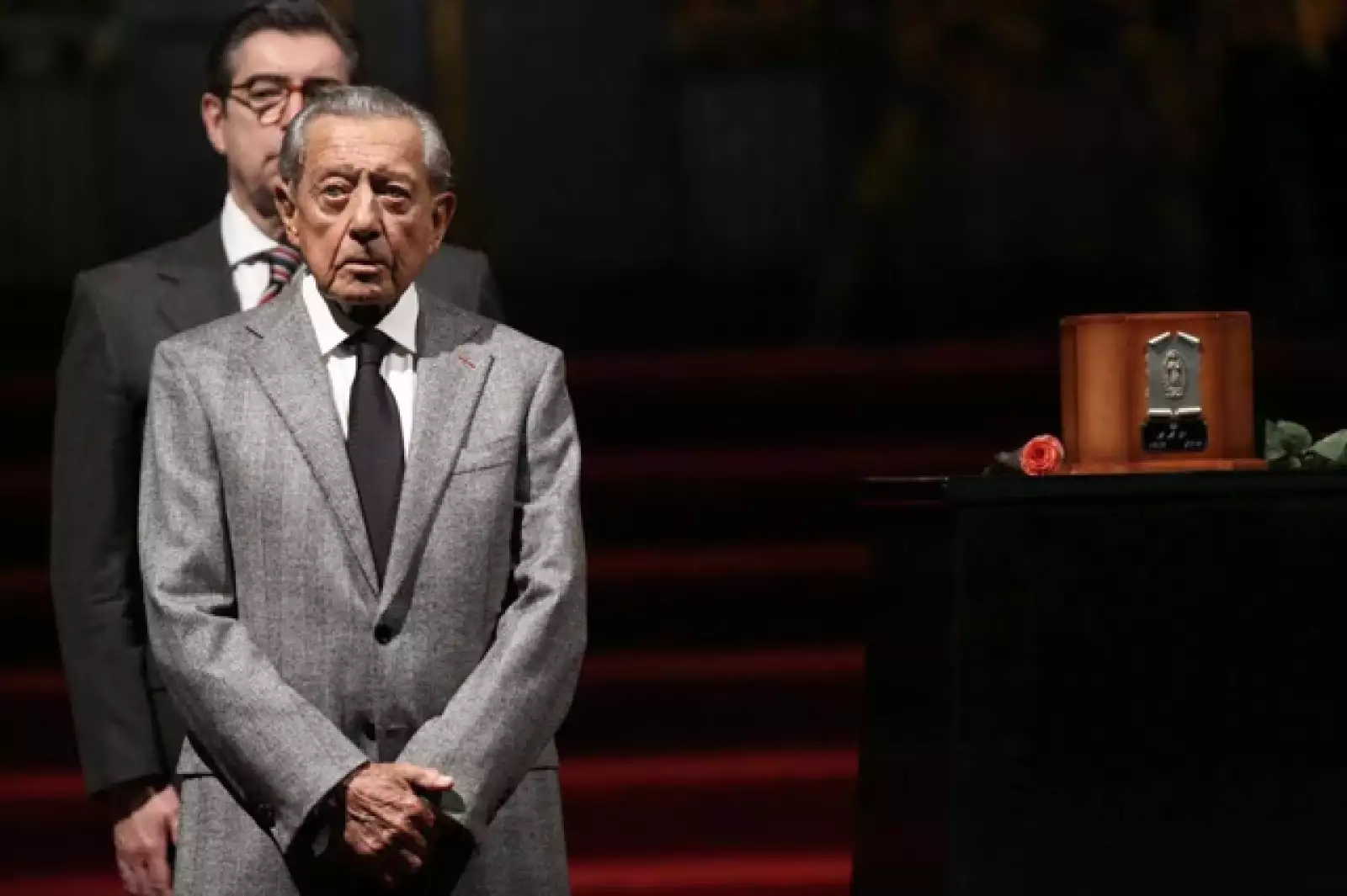 Miguel Alemán en guardia durante el homenaje a Juan Gabriel.