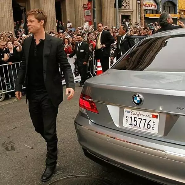 Brad Pitt no sólo es filántropo, sino ecologista y así lo demostró cuando llegó a la premiere de `Ocean?s 13´ en su BMW 7 Series el cual es impulsado por hidrógeno.