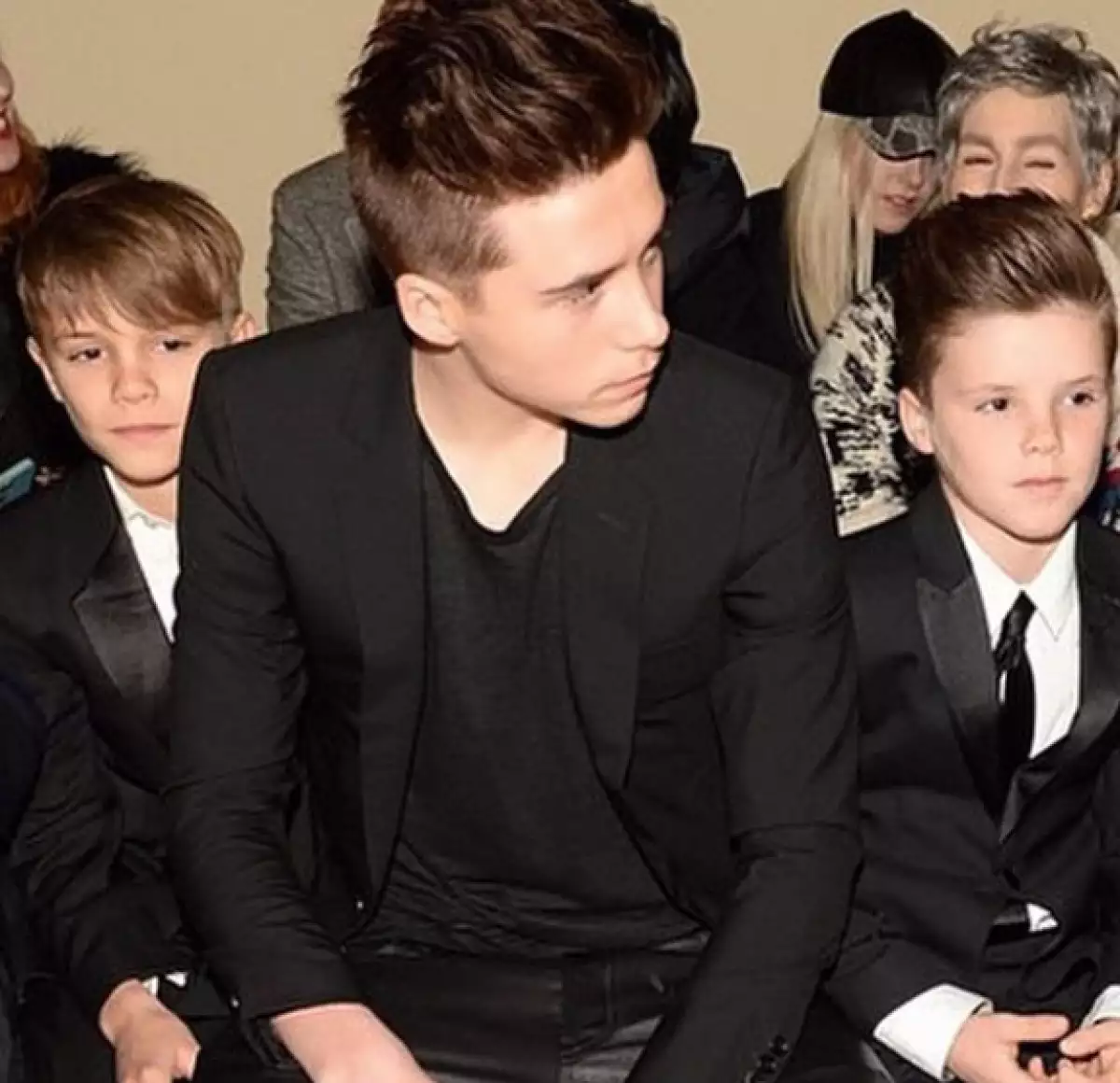 El mayor de los Beckham posó junto a sus hermanos.