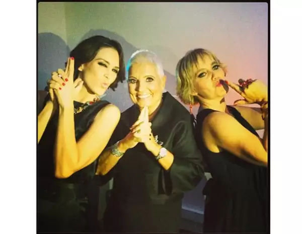 Jacky posando con la diseñadora y su hija al estilo "Los Ángeles de Charlie".