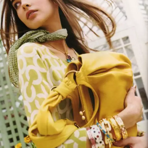 Ali Michael tiene 18 años y nació en Texas y a su corta edad ya ha caminado por las pasarelas de Galliano, Chanel, Dior y Lacroix. actualmente aparece en la campaña de la marca de accesorios Coach.