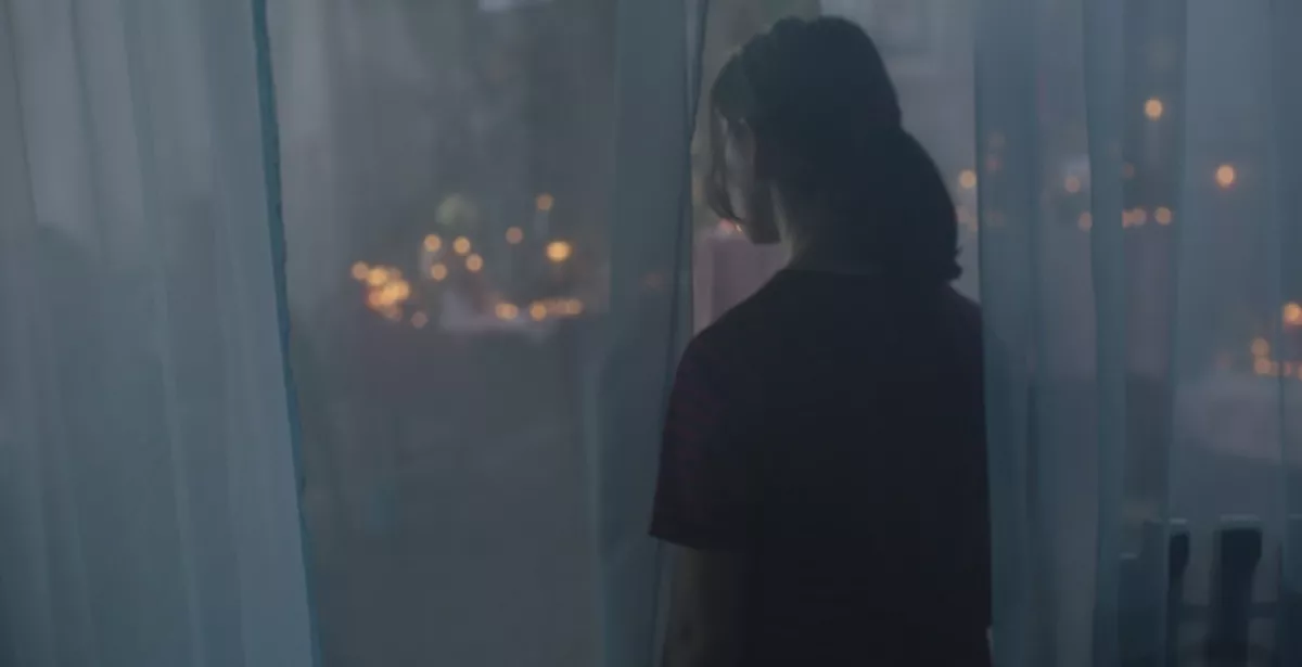 Fotograma de la cinta Si no ardemos, como iluminar la noche.