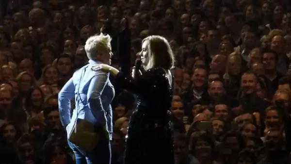 Una mujer aprovechó la influencia de la cantante británica para hacer cambiar de opinión a su novio, a quien ya le había pedido que se casara con ella y él había respondido “tal vez”.