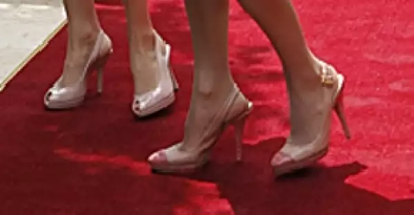 CON ZAPATOS DE TACÓN. Los stilettos que eligieron fueron un acierto.