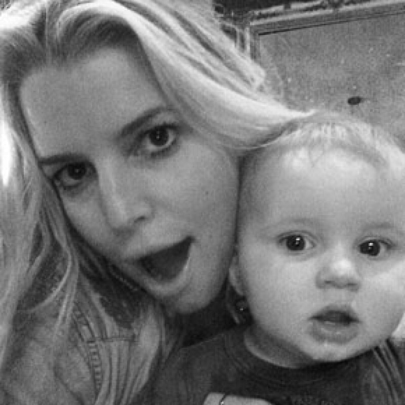 Ace y Jessica posando para una "selfie".