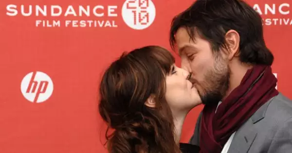 Camila Sodi y Diego Luna demostraron su amor a todos los presentes y no dudaron en besarse delante de las cámaras.
