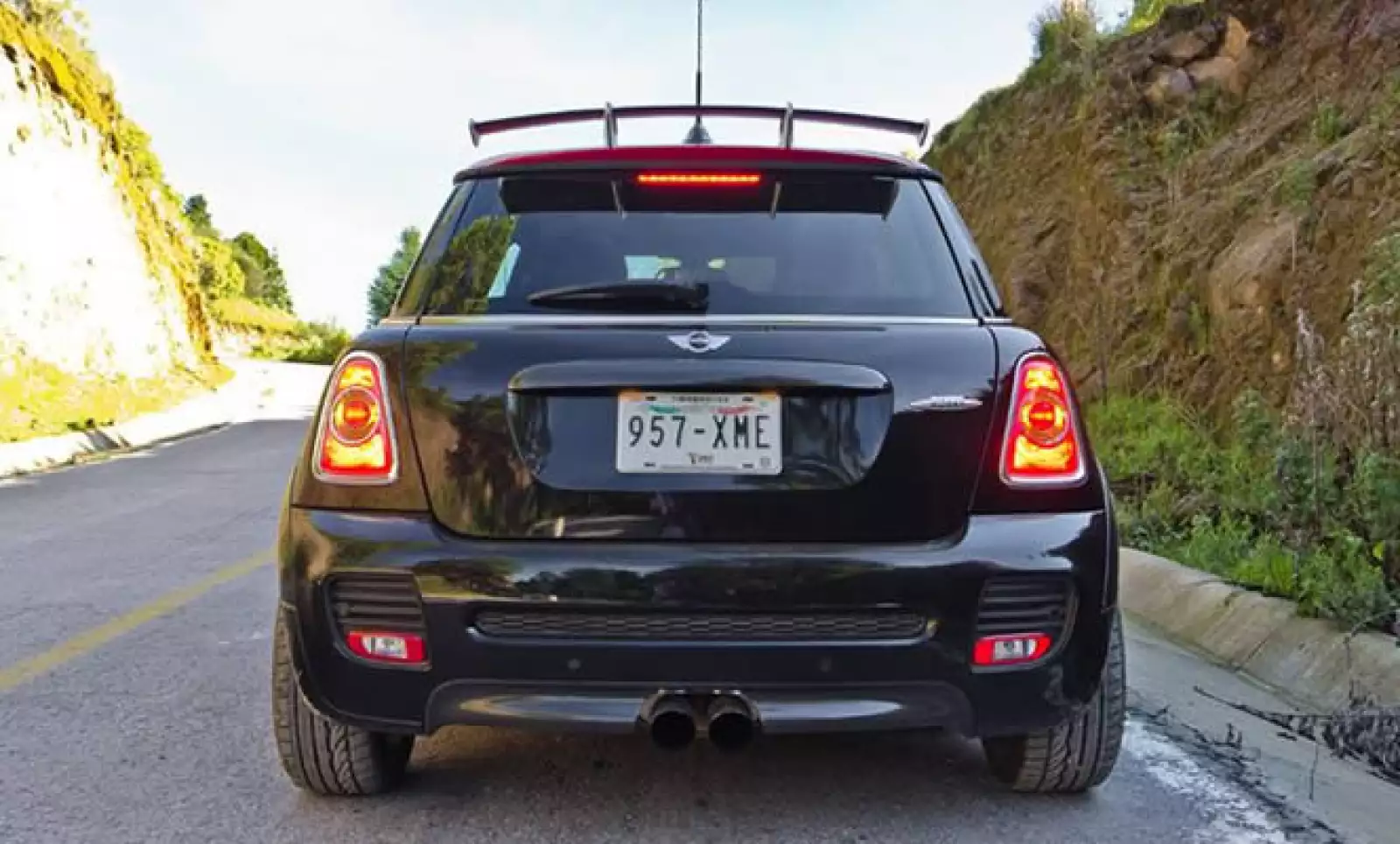 La aceleración es pareja y bastante rápida, al grado de poder hacer de 0 a 100 kilómetros por hora en un poco menos de siete segundos.