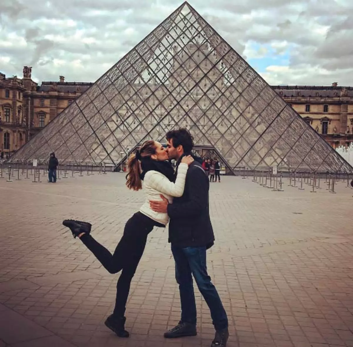Y la pareja ha viajado por distintas partes del mundo y han estado en los lugares más románticos como París.