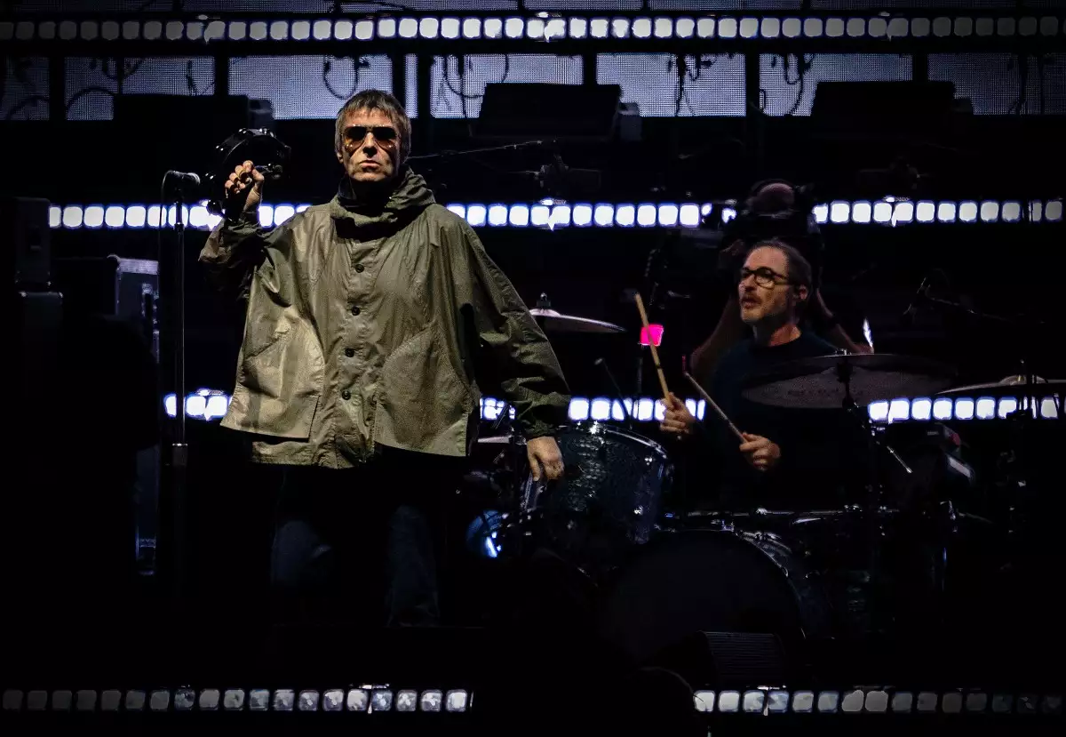 Foto de Liam Gallagher con un pandero en la mano durante el concierto de Oasis en CDMX.