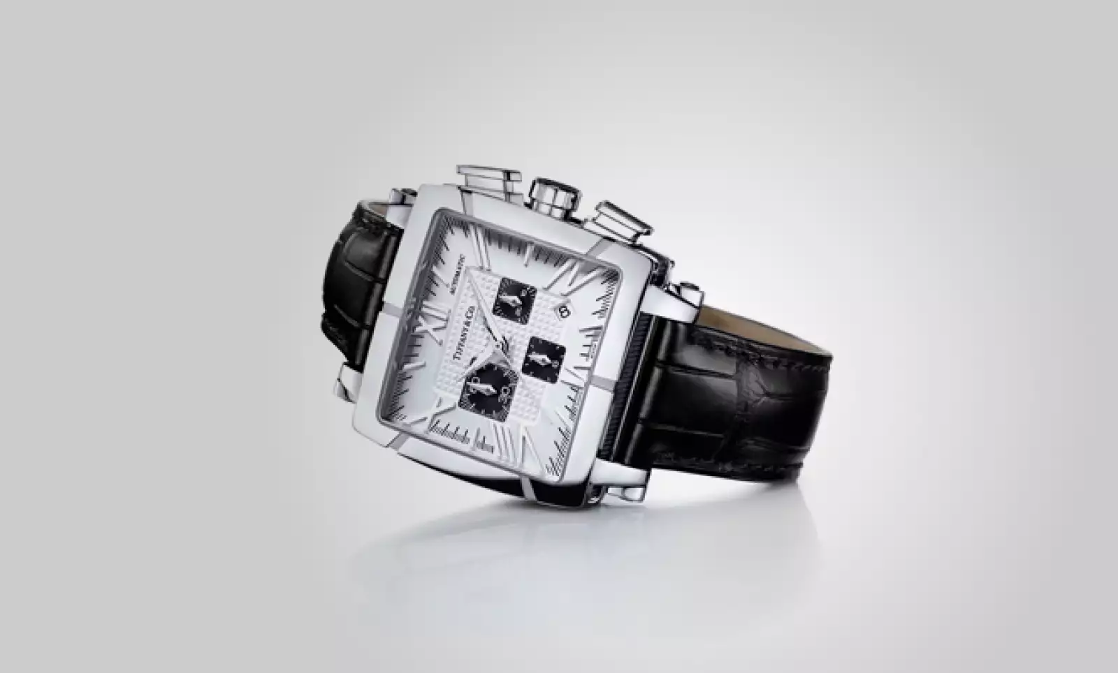 La colección para el otoño de la casa de joyería Tiffani también tiene opciones para hombres. En la imagen vemos un reloj con cuero y detalles en plata.