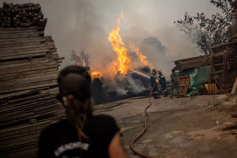 Los bomberos intentan extinguir un incendio forestal en el pueblo de Hasia, cerca de Atenas, Grecia, el 22 de agosto de 2023.