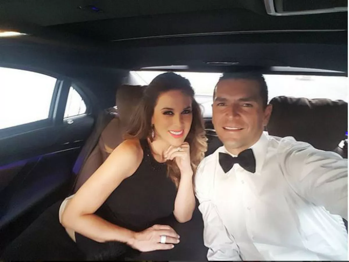 Jacky y Martín se dejaron ver muy enamorados en la boda de sus amigos.