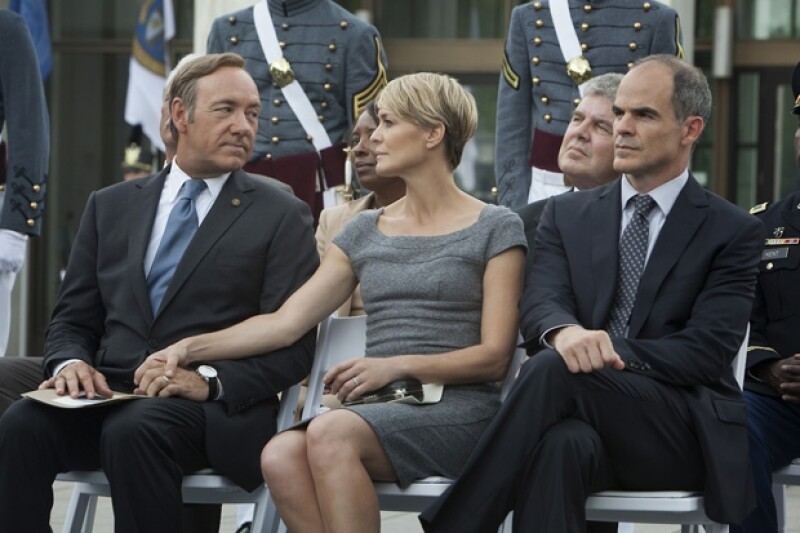 La esposa ideal. Frank no podría tener una mejor compañera. Ella le da lo que necesita sea lo que sea.
