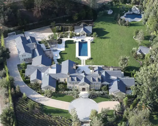 Una vista global de la mansión de Kim y Kanye antes de la construcción del playground.