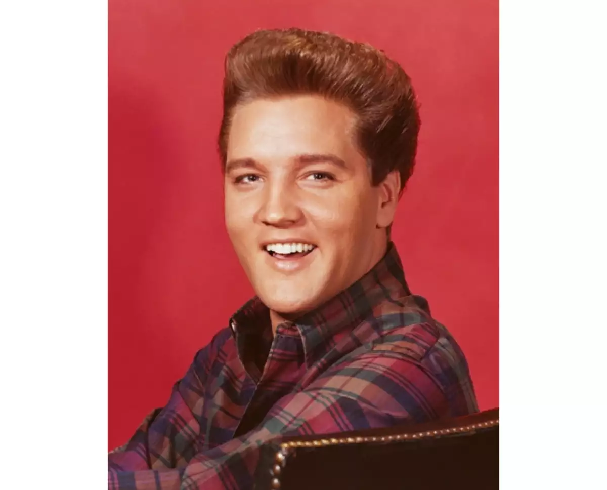 ¡Sorpresa! Elvis era rubio, pero se teñía el pelo de negro porque le gustaba más.