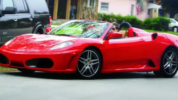 A días de ser papás por segunda vez, el actor y su esposa Elizabeth Gutiérrez disfrutan en familia de Miami, donde presumen su nuevo Ferrari.