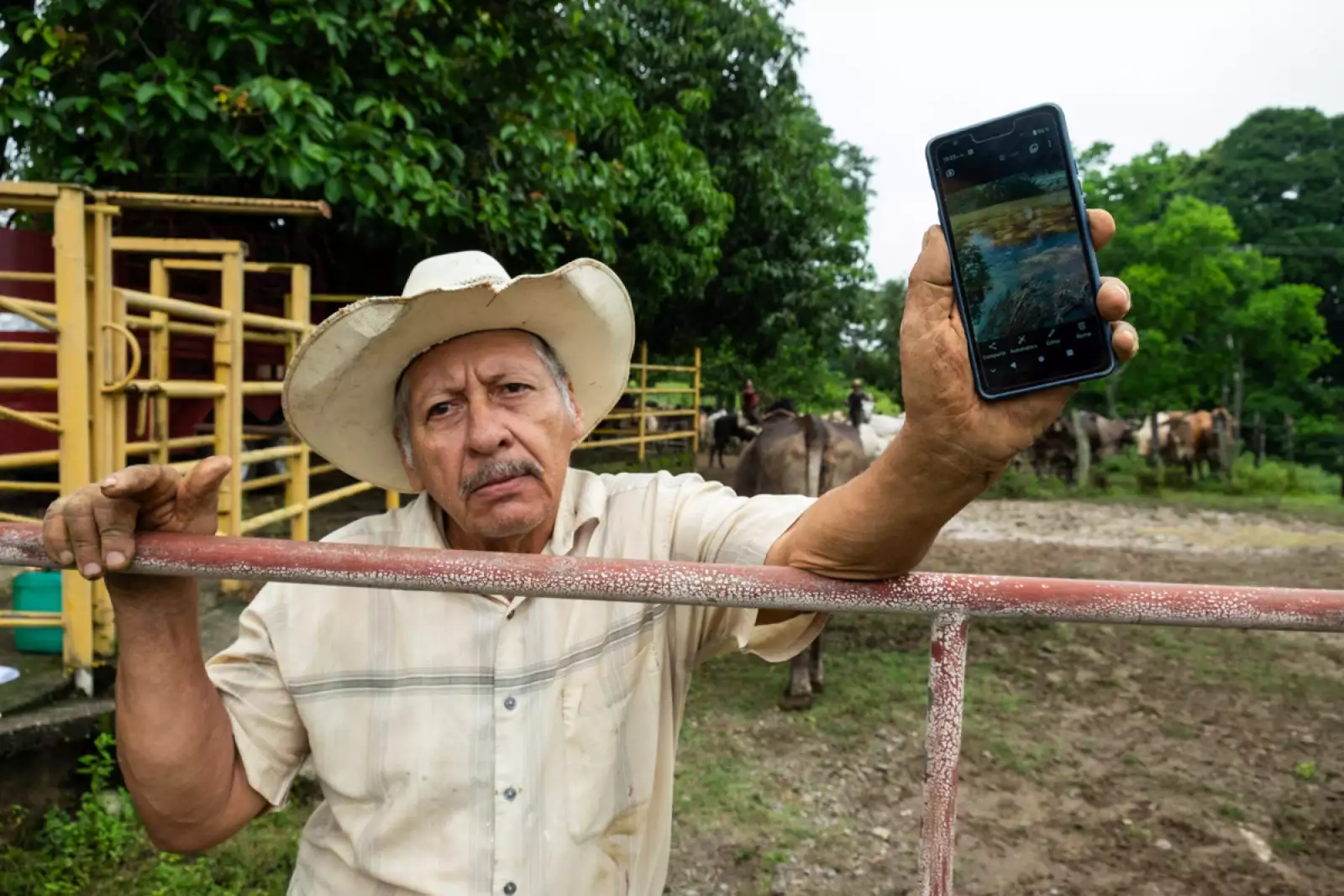 Pobladores de la región de Platanar Abajo denunciaron que a pesar de que reportaron desde el 26 de julio una fuga en los ductos de Pemex, esta se ha descontrolado por la crecida del Río Mezcalapa.
