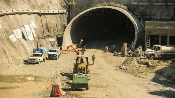 Más infraestructura.