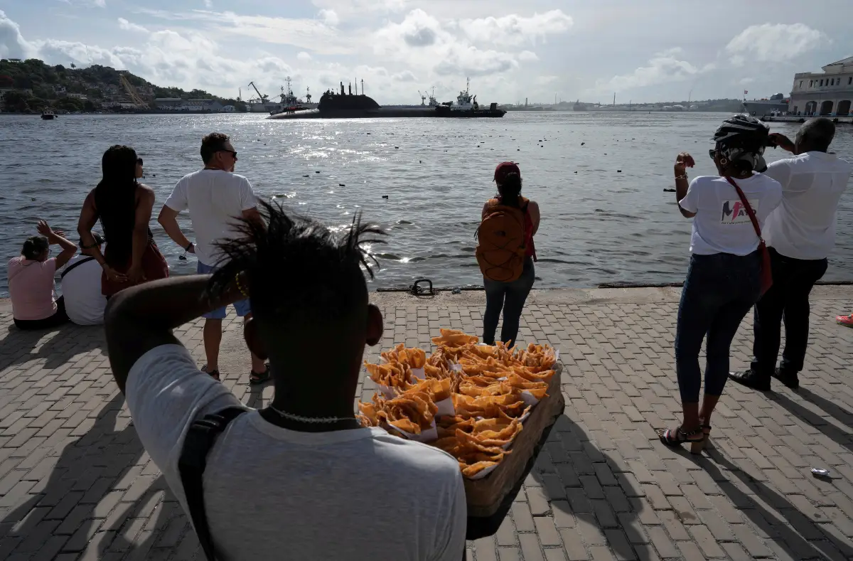 La gente observa el submarino ruso de misiles de crucero nuclear Kazan al partir de la bahía de La Habana, Cuba, el 17 de junio de 2024.