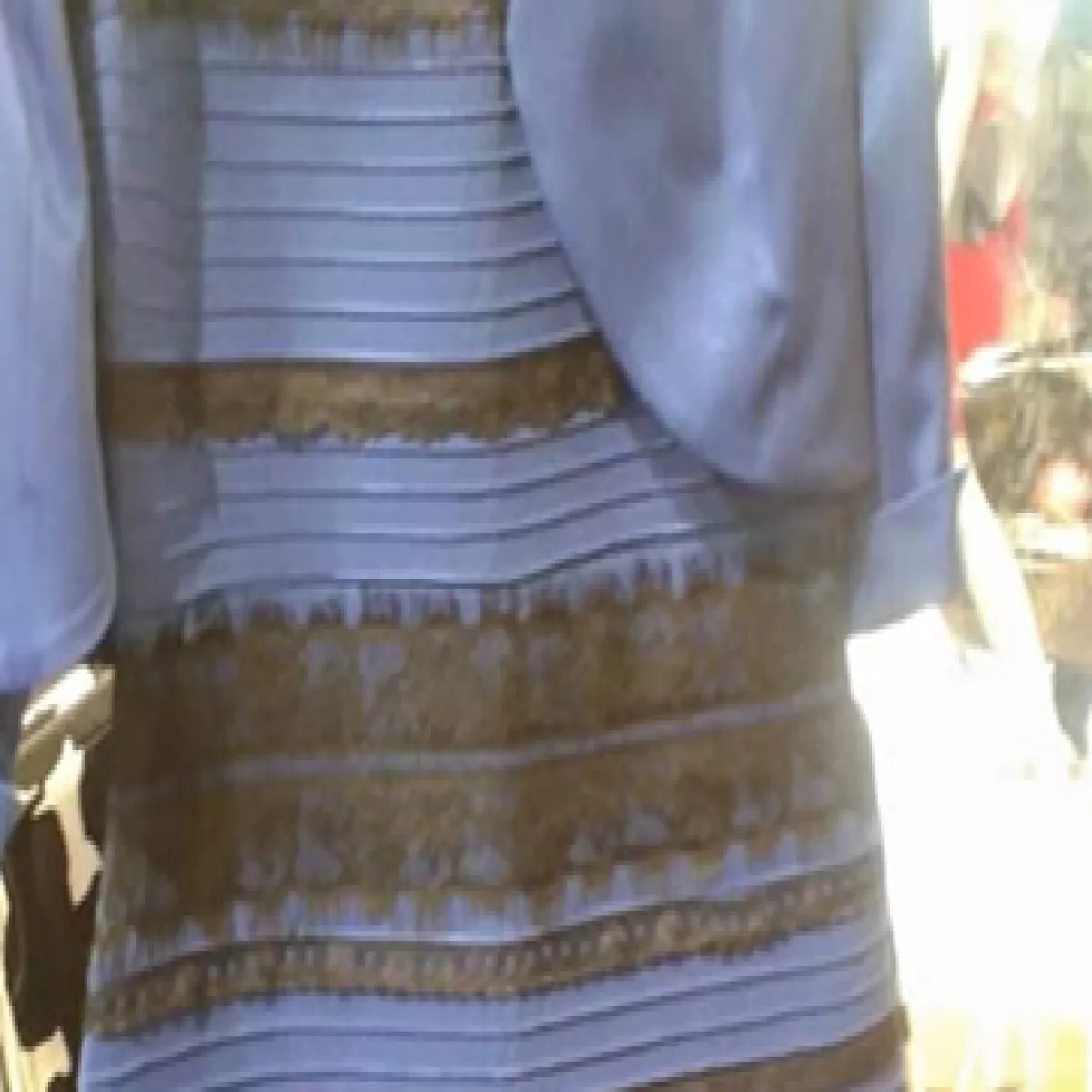 Esta es la imagen original del vestido y su color real es azul y negro.