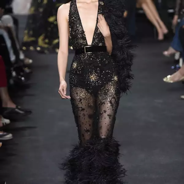 Con deep plunges, brillos y plumas, Elie Saab creó vestidos dignos de un museo.
