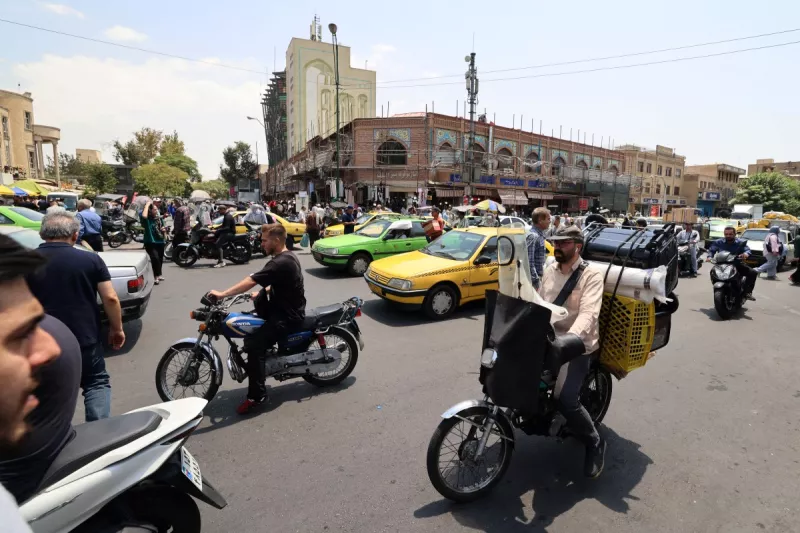 El tráfico pasa por el área del Gran Bazar en Teherán el 1 de agosto de 2026. El ejército de Irán acusó a los Estados Unidos de "escalar las tensiones" en el Medio Oriente el 1 de agosto, y advirtió a los países de la región que no cooperaran con Washington durante el conflicto en curso.
